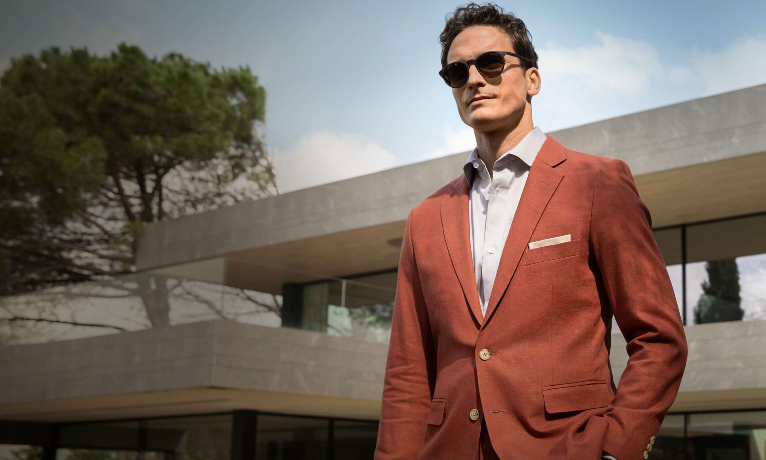 Man in a rust-colored linen suit with a white shirt – bold summer look